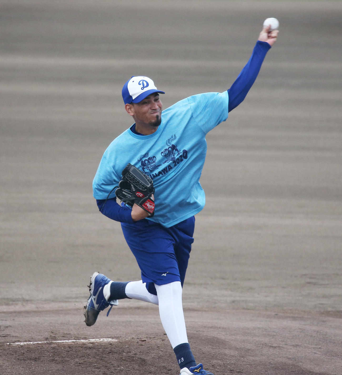 マウンドで投球練習をするゴンサレス（現場代表）