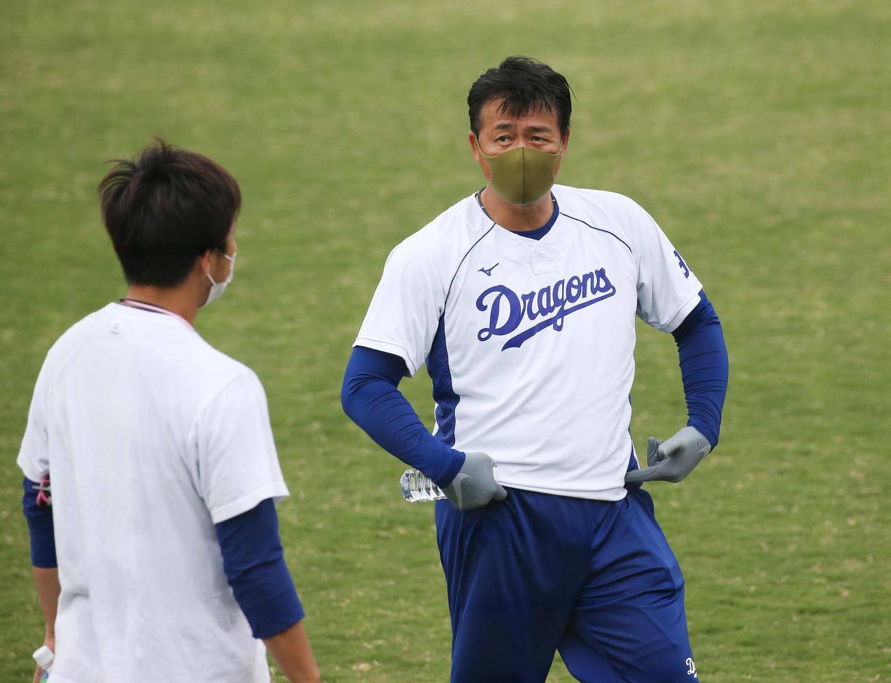 吉見（左）と談笑する与田監督