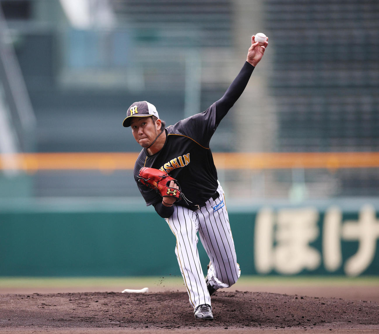 甲子園のマウンドで投球練習を行う岩貞祐太（球団提供）