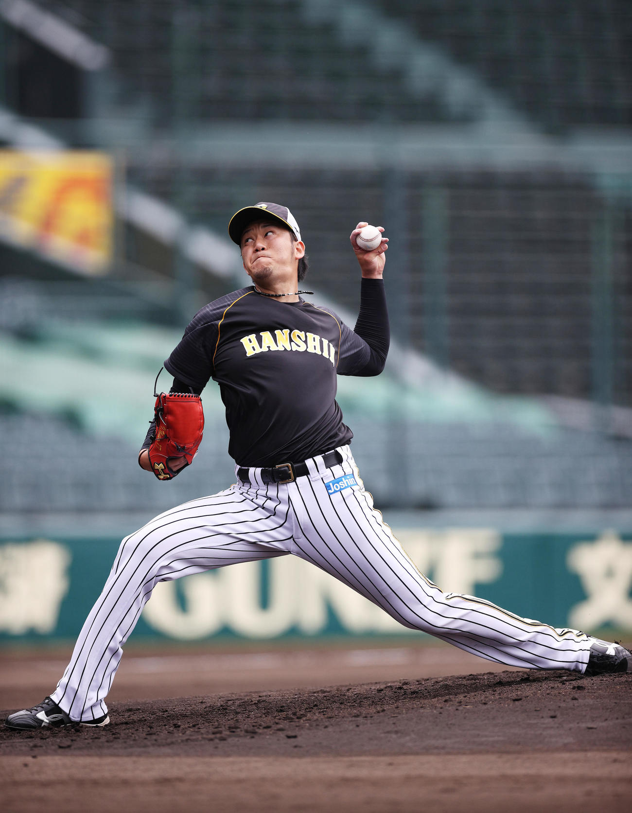 甲子園のマウンドで投球練習を行う岩貞（球団提供）