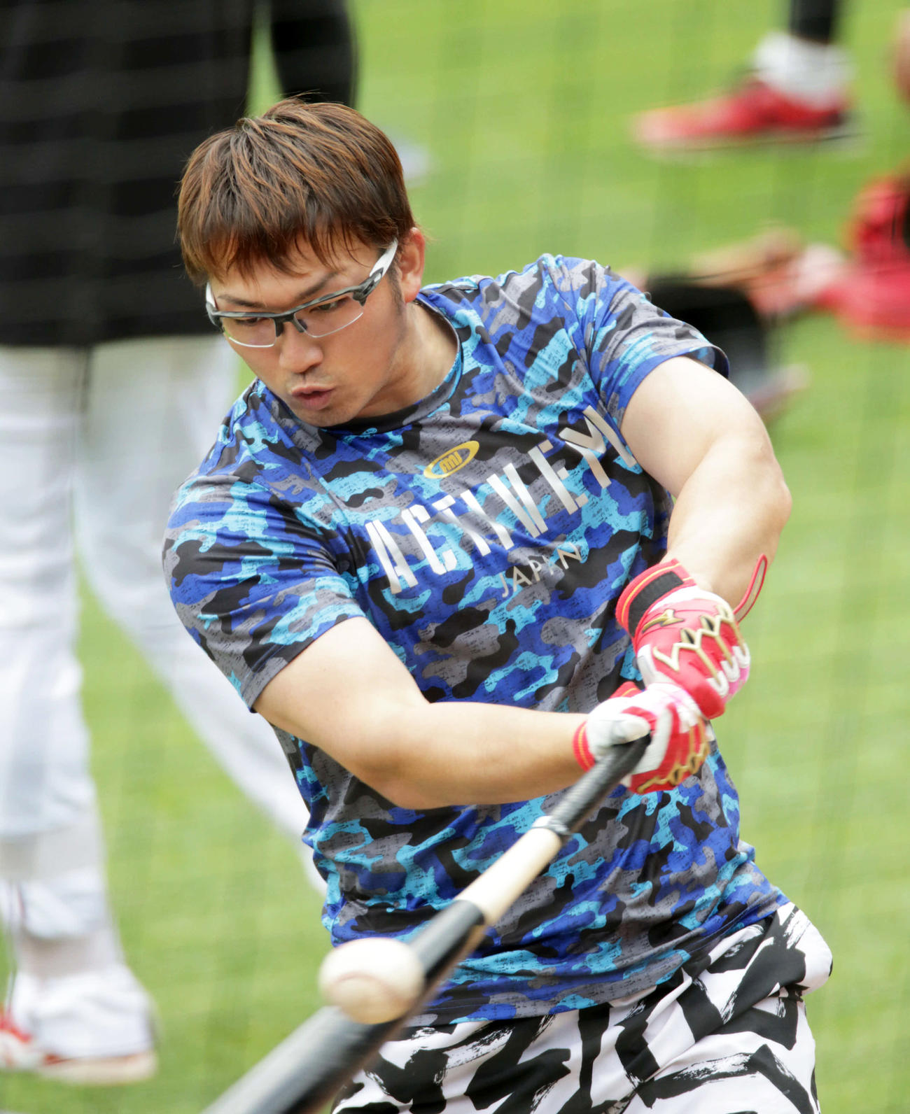 ティー打撃練習を行う広島鈴木誠也（撮影・加藤孝規）