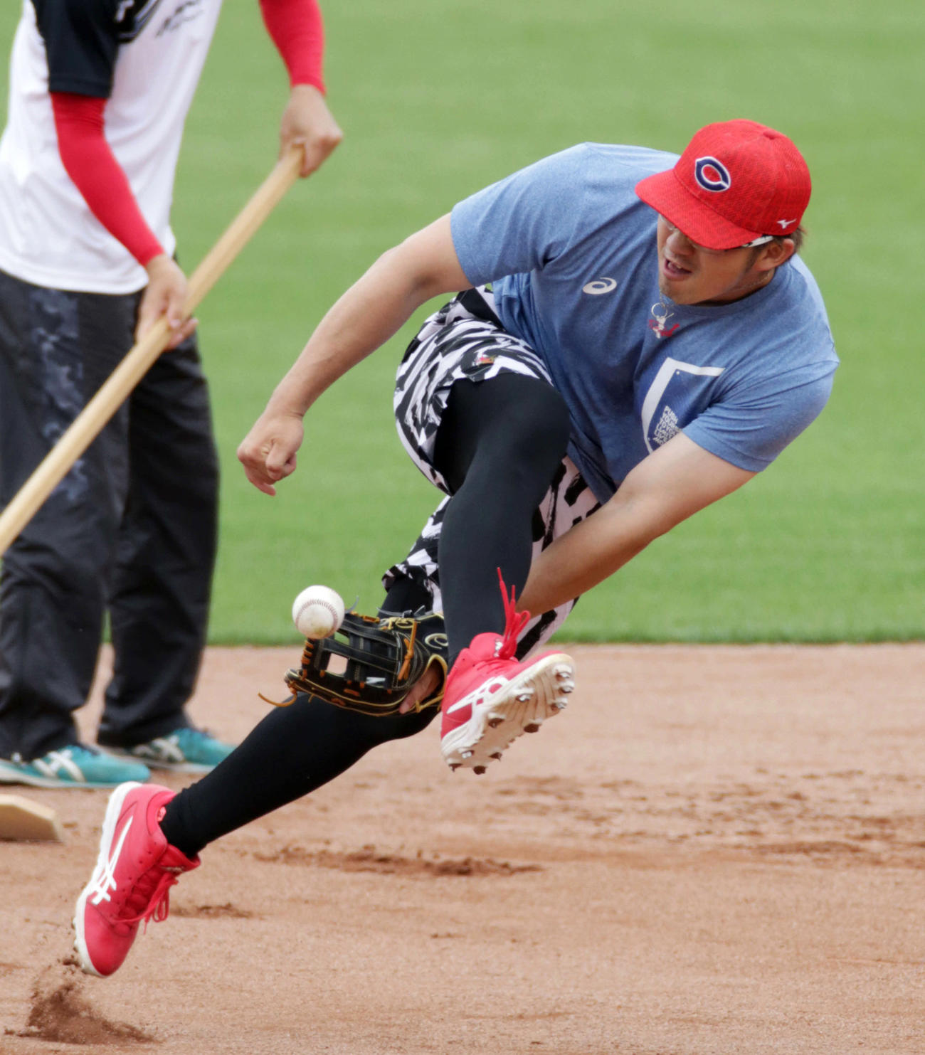 内野でノックを受け、股抜きでボールをトスする広島鈴木誠也（撮影・加藤孝規）