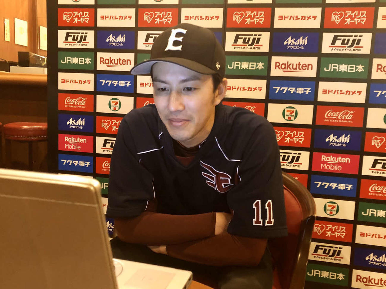 オンライン取材を受ける楽天岸（球団提供）