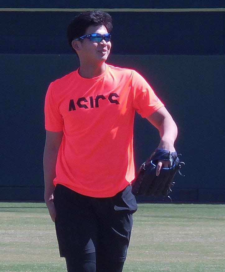 鳴尾浜球場で自主トレに励む井上（球団提供）