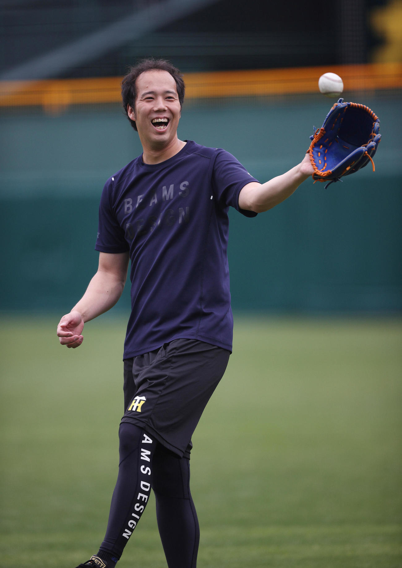笑顔で自主練習を行う青柳（球団提供）