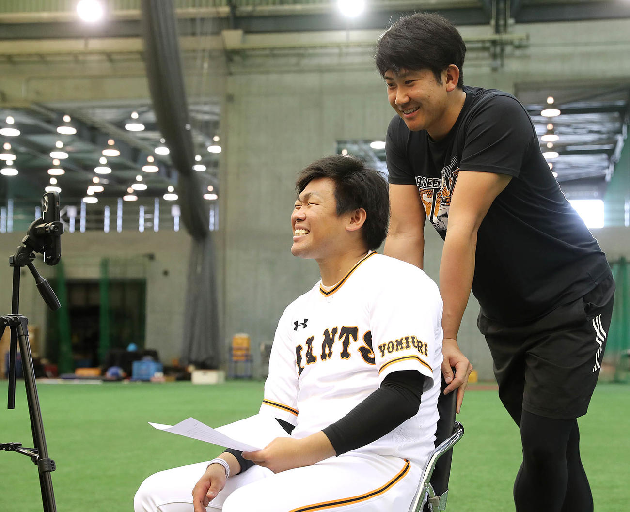 巨人田口（左）の単独インスタライブに菅野も登場した（提供：読売巨人軍）