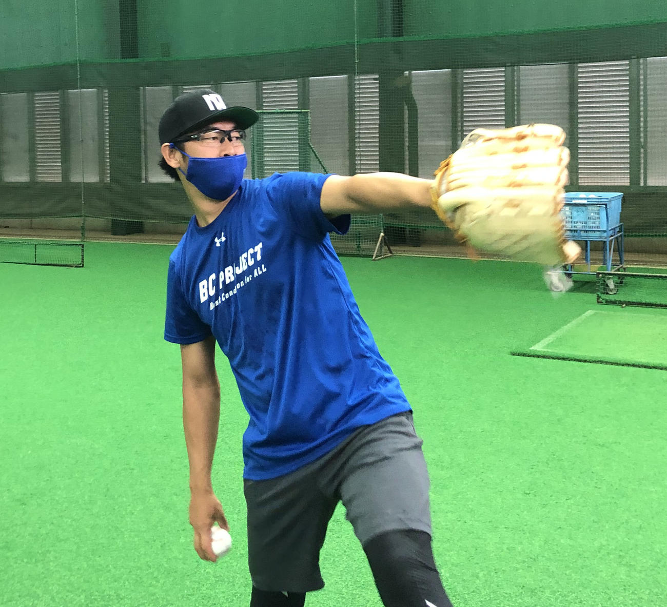 中日自主練習　キャッチボールをする山井大介（球団提供）