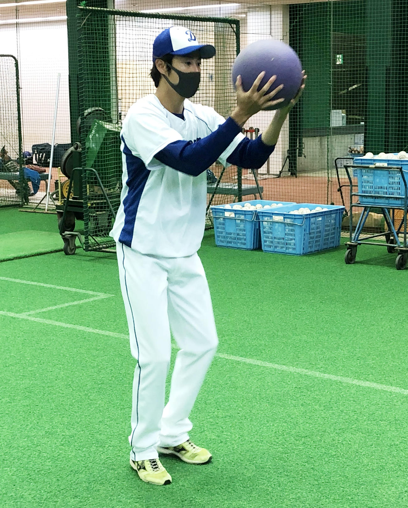 中日自主練習　重いボールを使って調整する伊藤準規（球団提供）