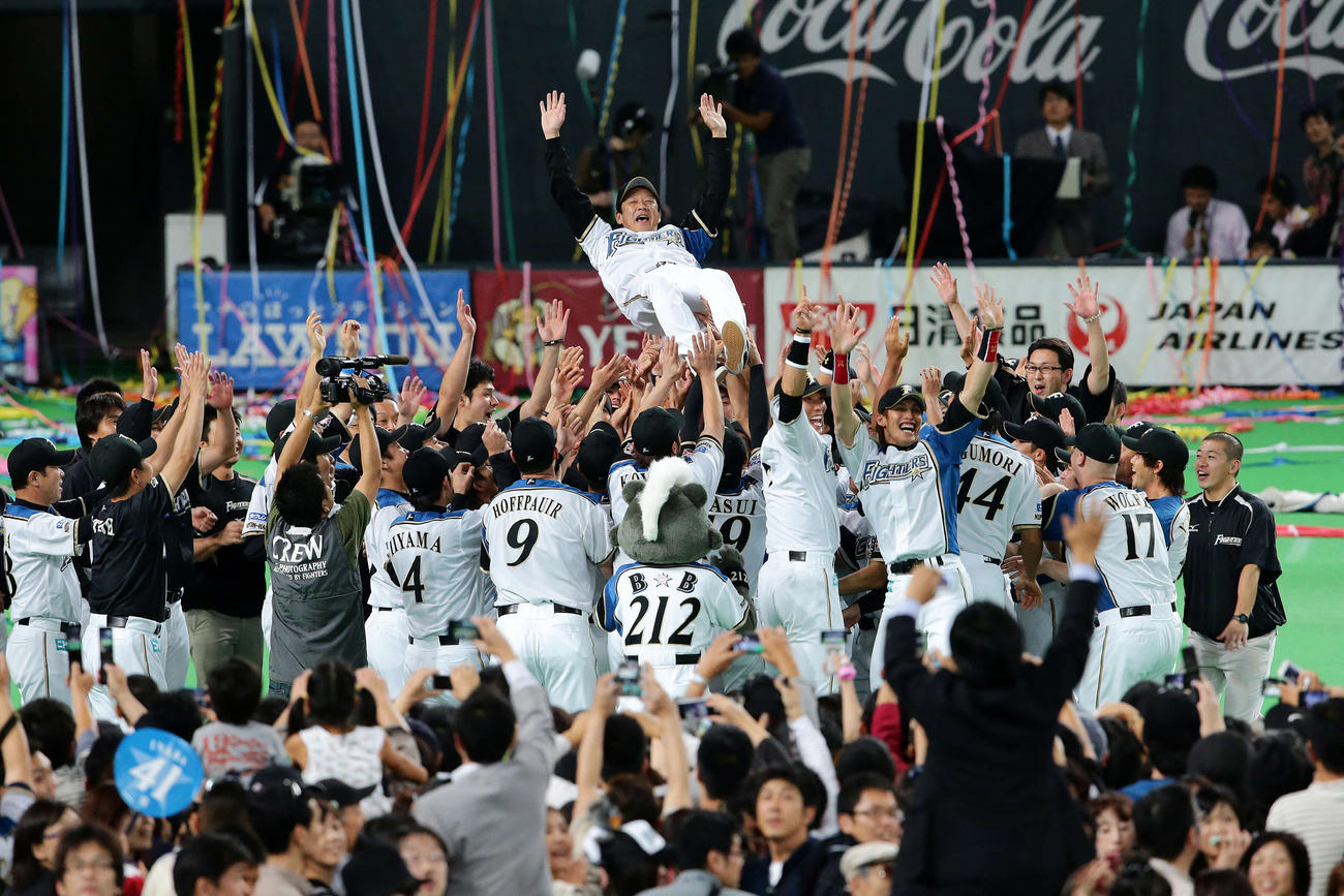 パ・リーグ優勝が決まり日本ハムナインに胴上げされる栗山英樹監督（2012年10月2日撮影）