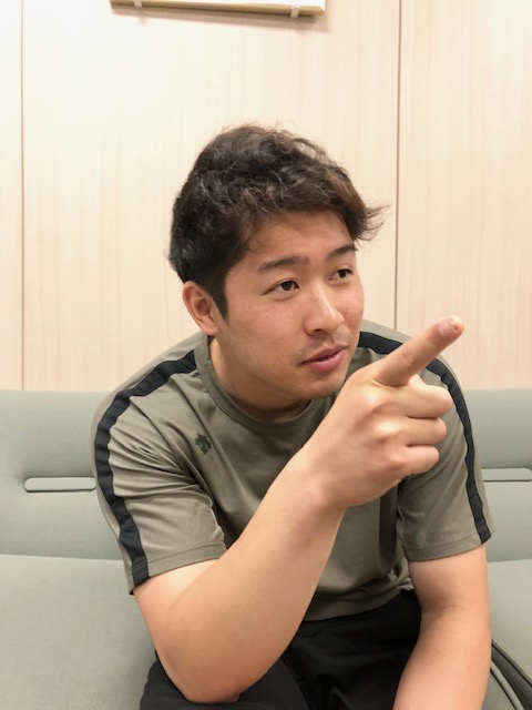浦和球場での自主練習後に質問に回答するロッテ種市