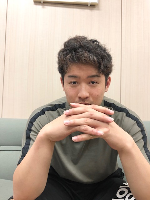 浦和球場での自主練習後に質問に回答するロッテ種市