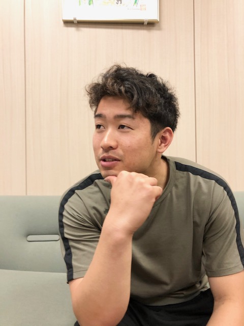 浦和球場での自主練習後に質問に回答するロッテ種市