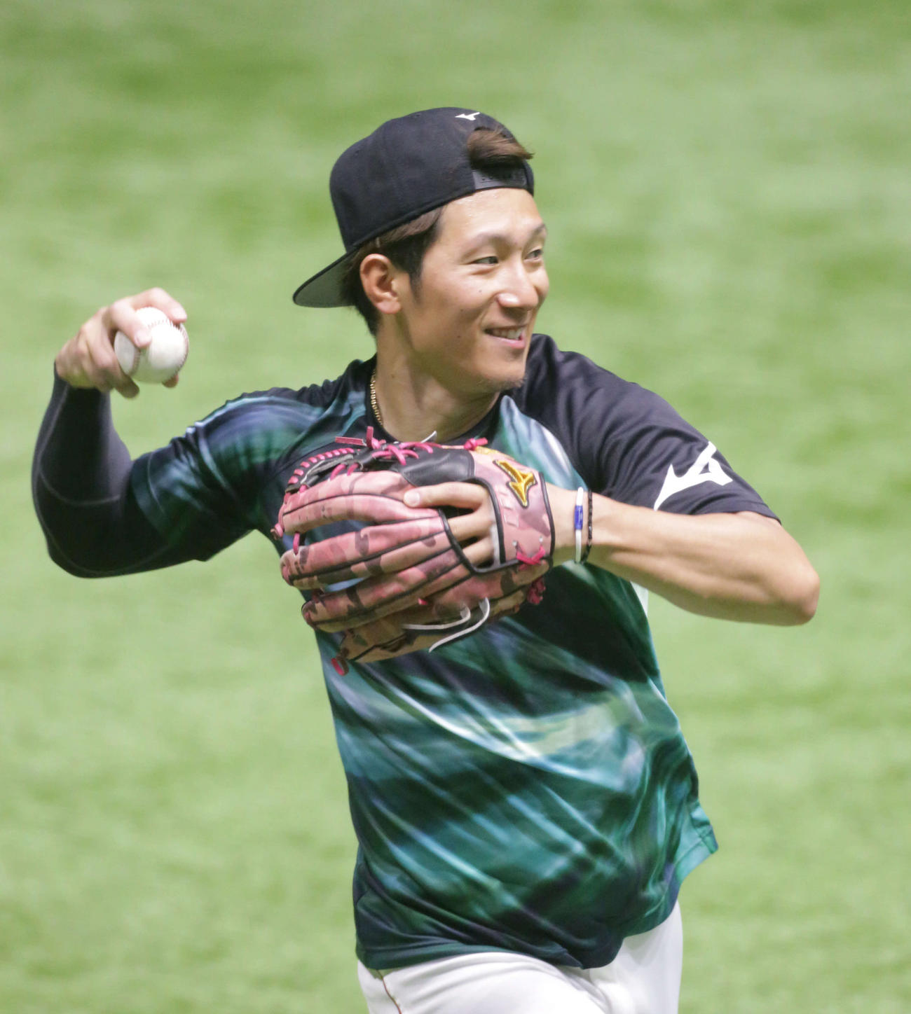 ノックを受ける広島西川（撮影・加藤孝規）