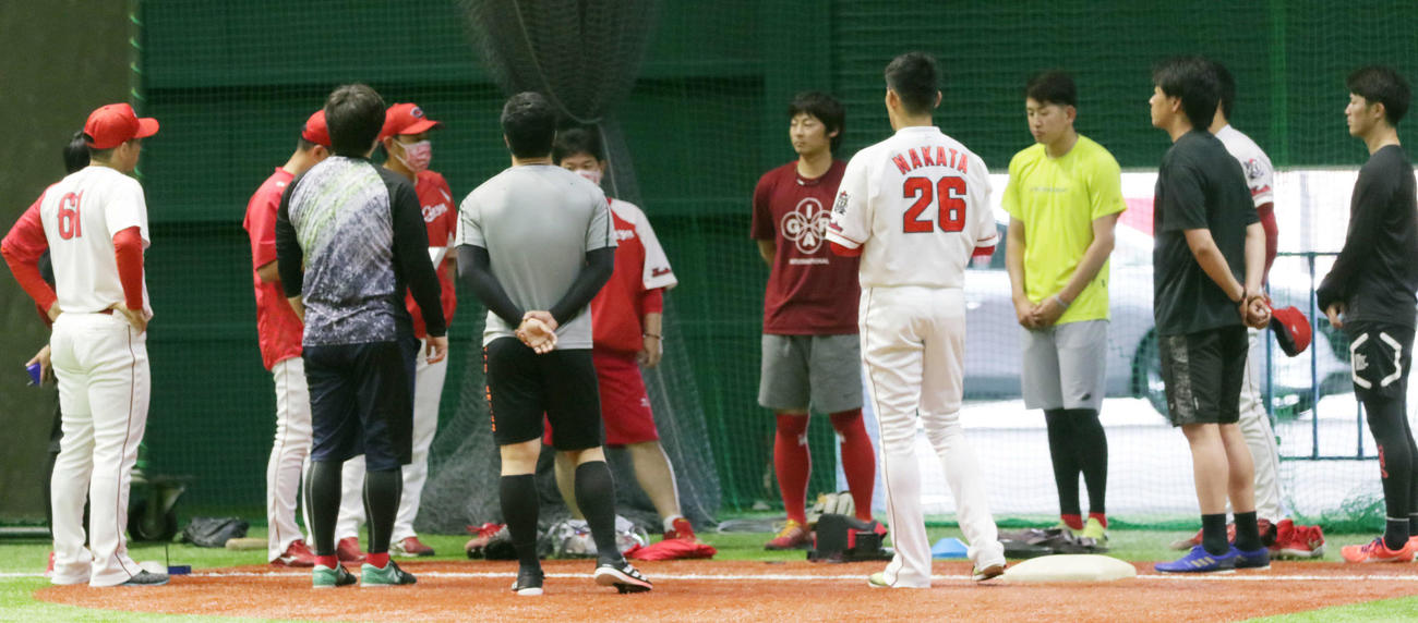投手組練習に参加した広島坂倉（左）。投手陣は右から、森下、大瀬良、遠藤、中田、一岡（撮影・加藤孝規）