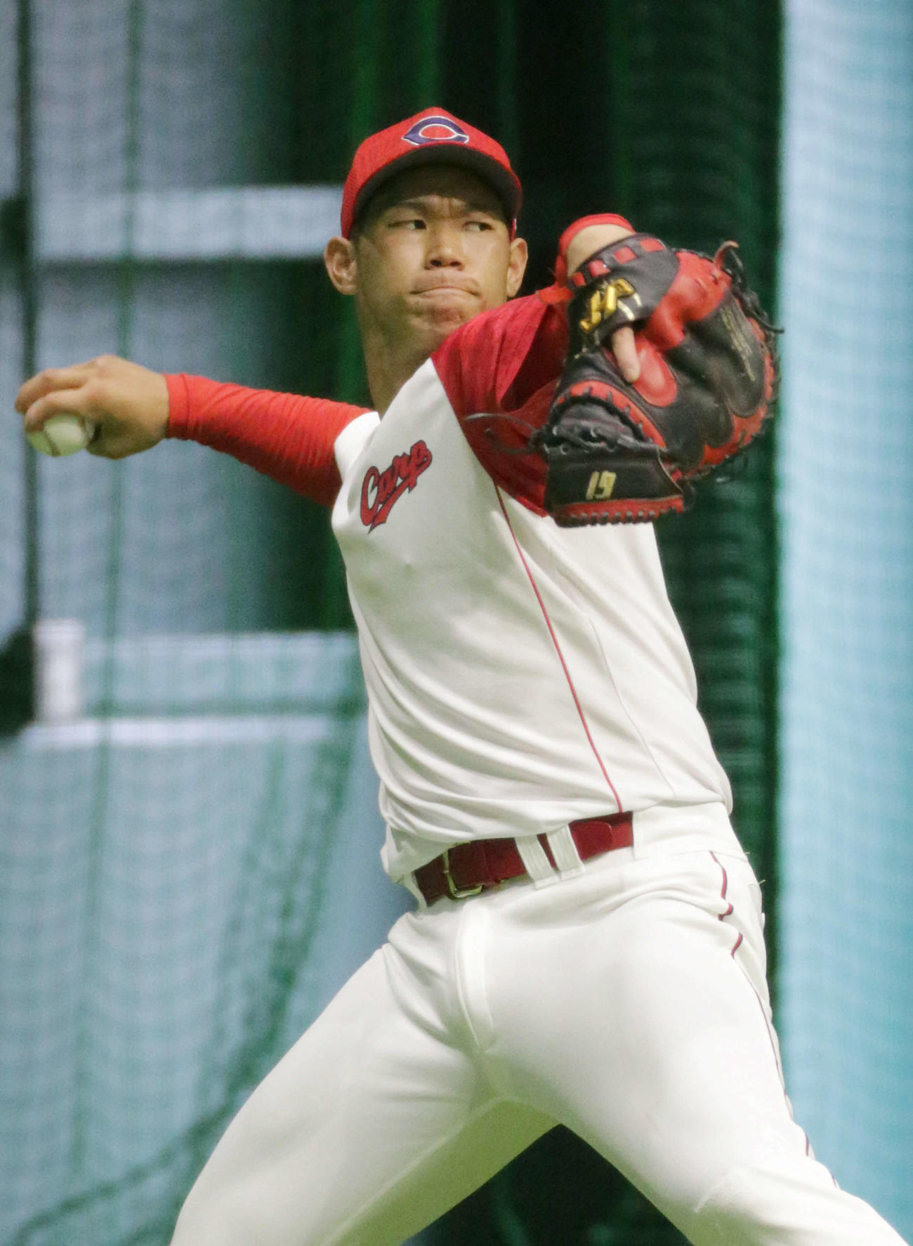 投手組練習に参加し、キャッチボールを行う坂倉（撮影・加藤孝規）