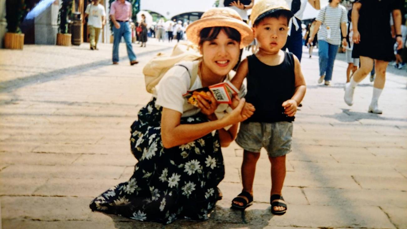 家族旅行で訪れたパルケエスパーニャで記念撮影した巨人今村（当時２歳）と母百代さん（本人提供）