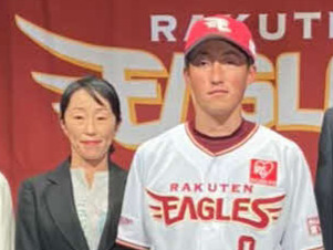 新人入団会見で記念撮影に収まる楽天小深田と母純子さん（本人提供）
