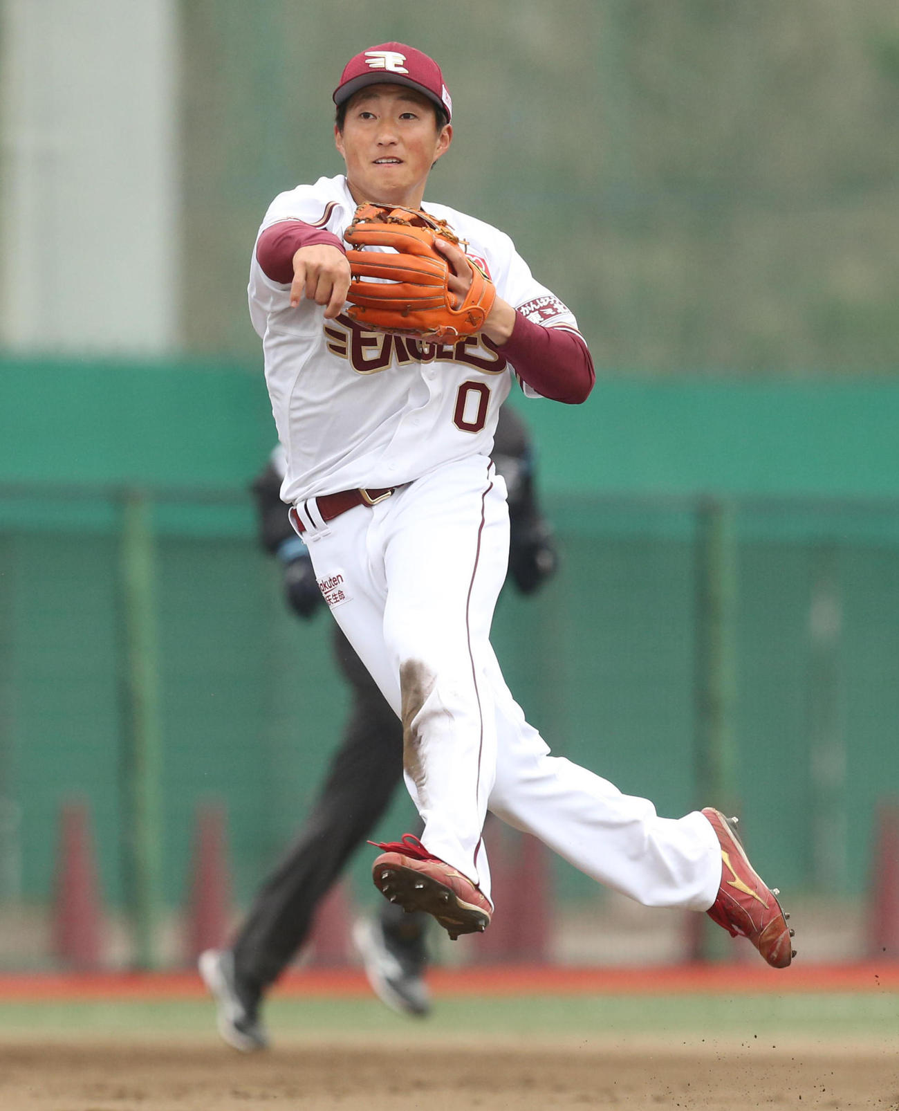 3月27日、巨人戦で華麗な送球をみせる楽天小深田