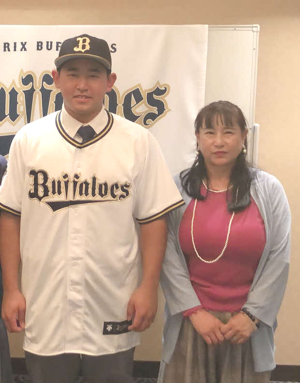 ドラフト指名を受けて、母礼子さんと記念撮影をするオリックスドラフト1位の宮城（本人提供）