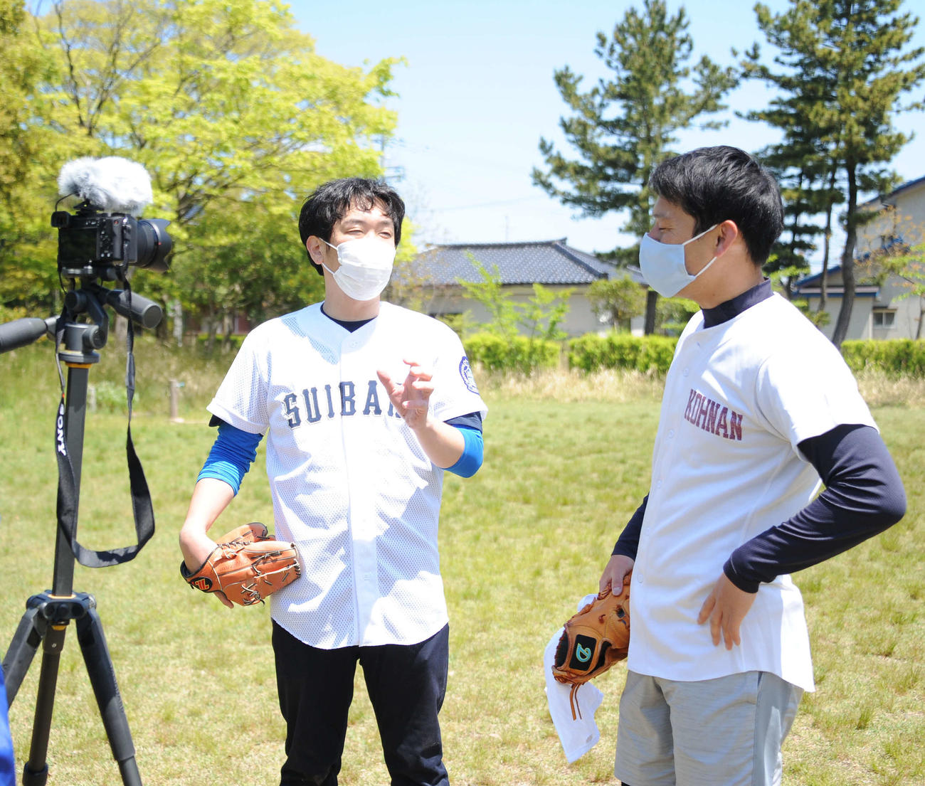 ロケ中の中村（左）と中山氏