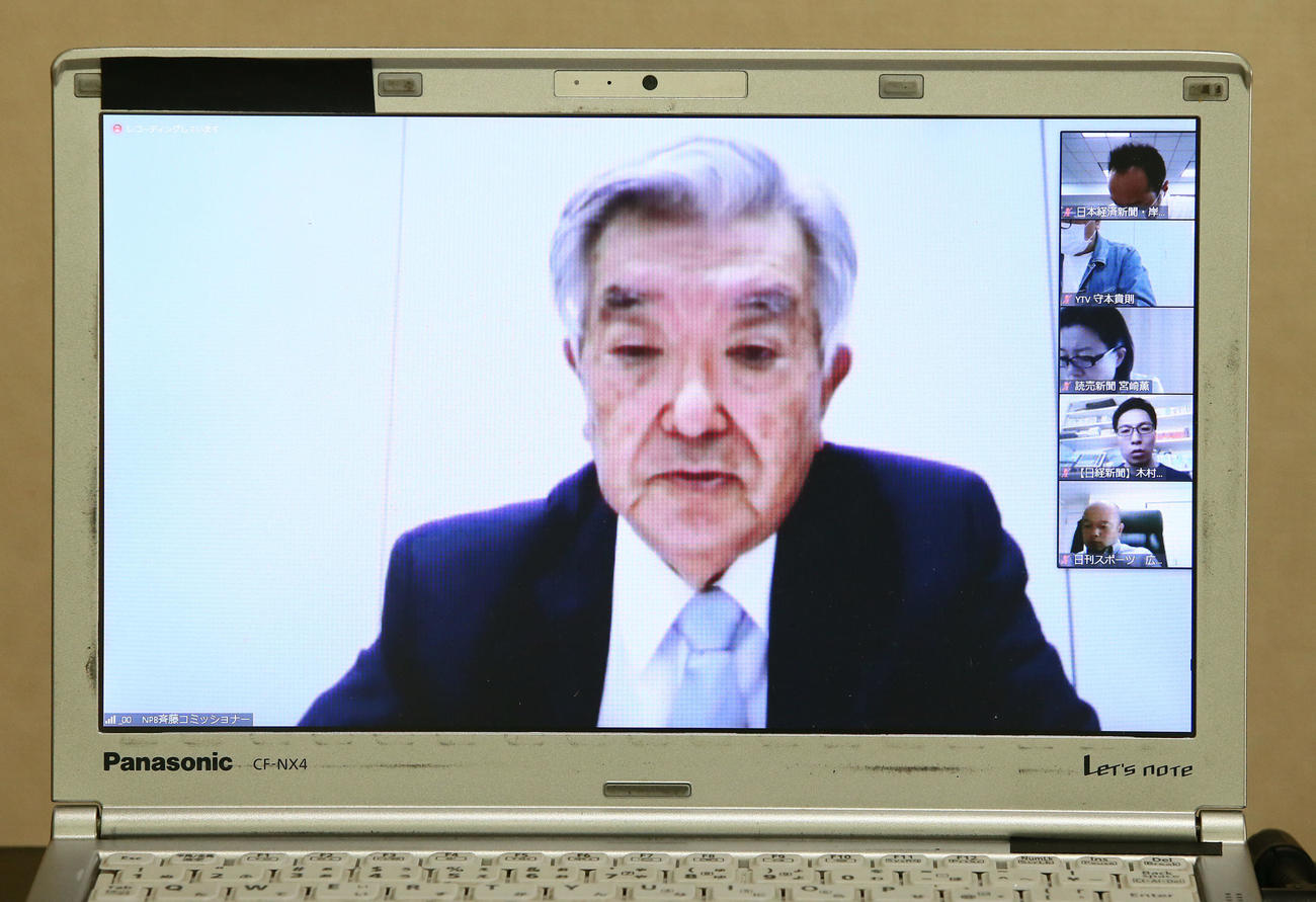 第7回「新型コロナウイルス対策連絡会議」を終え、ウェブ会議システムを利用した記者会見に臨むNPB斉籐コミッショナー（撮影・足立雅史）