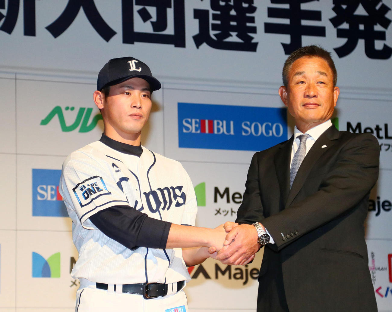 西武ドラフト8位岸潤一郎（左）。右は辻発彦監督
