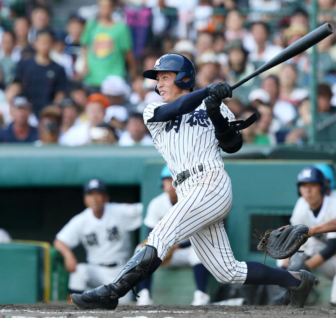 第96回全国高校野球選手権の大阪桐蔭戦で9回裏に2点本塁打を放つ明徳義塾の岸潤一郎（2014年8月19日撮影）