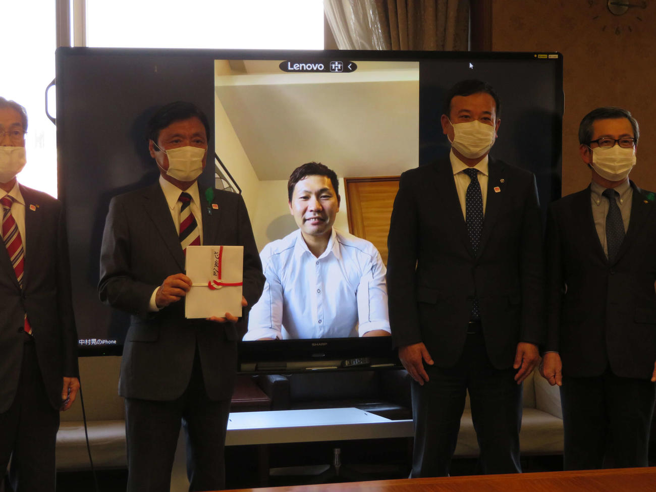 「福岡県新型コロナウイルス医療従事者応援金」の贈呈式にオンライン出席したソフトバンク中村晃（中央画面内）。中央左は小川福岡県知事（撮影・山本大地）
