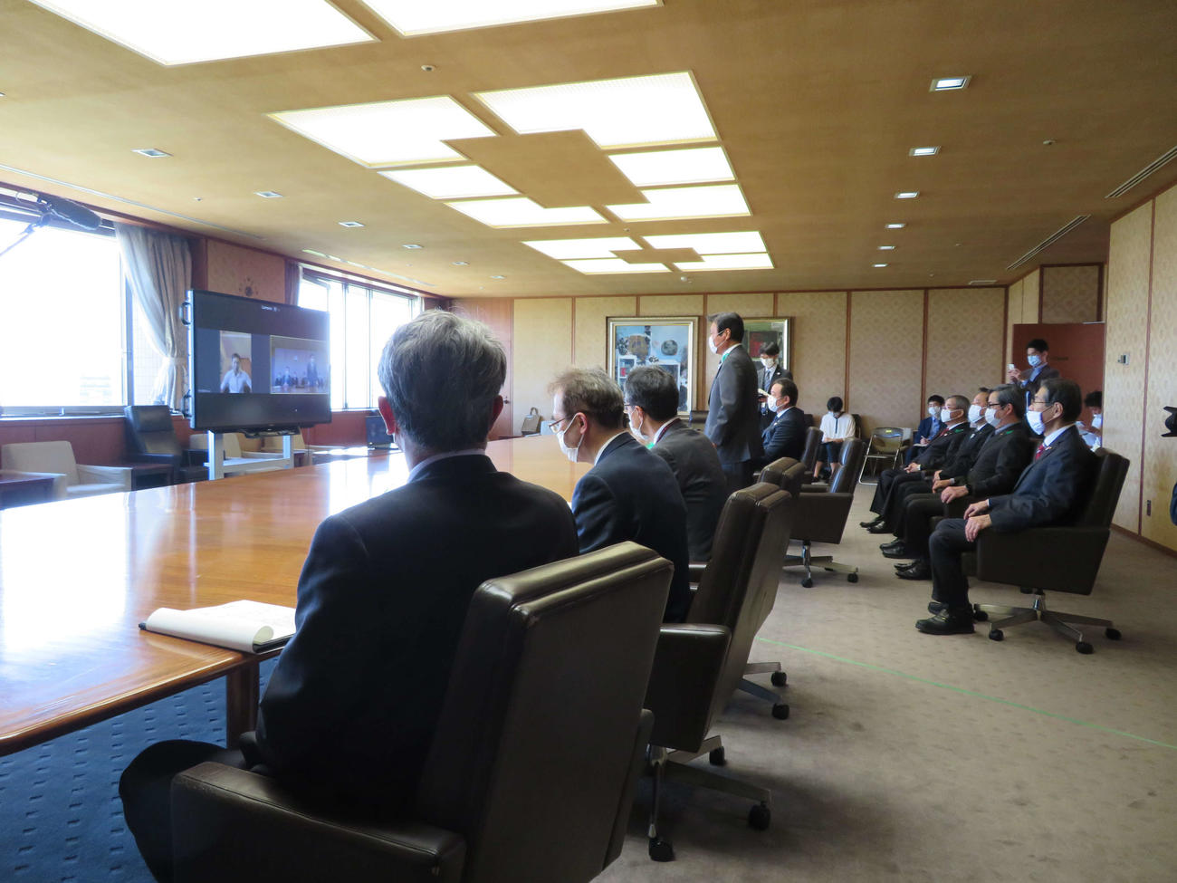 「福岡県新型コロナウイルス医療従事者応援金」の贈呈式にオンライン出席したソフトバンク中村晃（左のテレビ画面内）。中央は小川福岡県知事（撮影・山本大地）