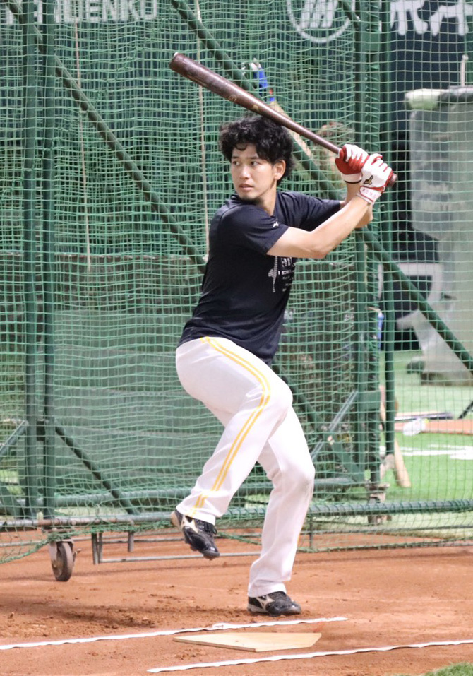 自主トレでフリー打撃を行う栗原陵矢（球団提供）