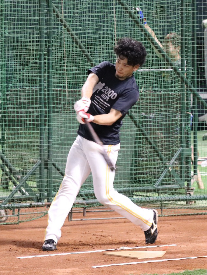 自主トレでフリー打撃を行う栗原陵矢（球団提供）