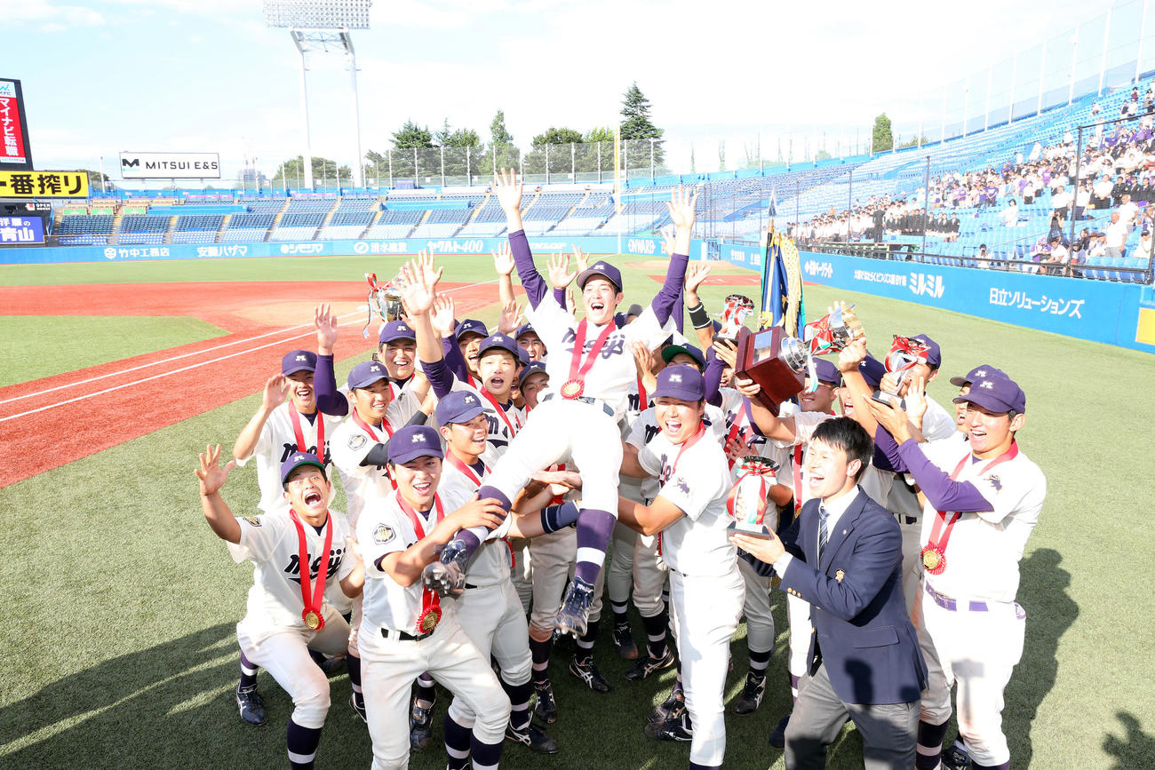 昨年の全日本大学野球選手権で38年ぶりの優勝を決め、胴上げされる明大・森下（中央）（2019年6月17日撮影）