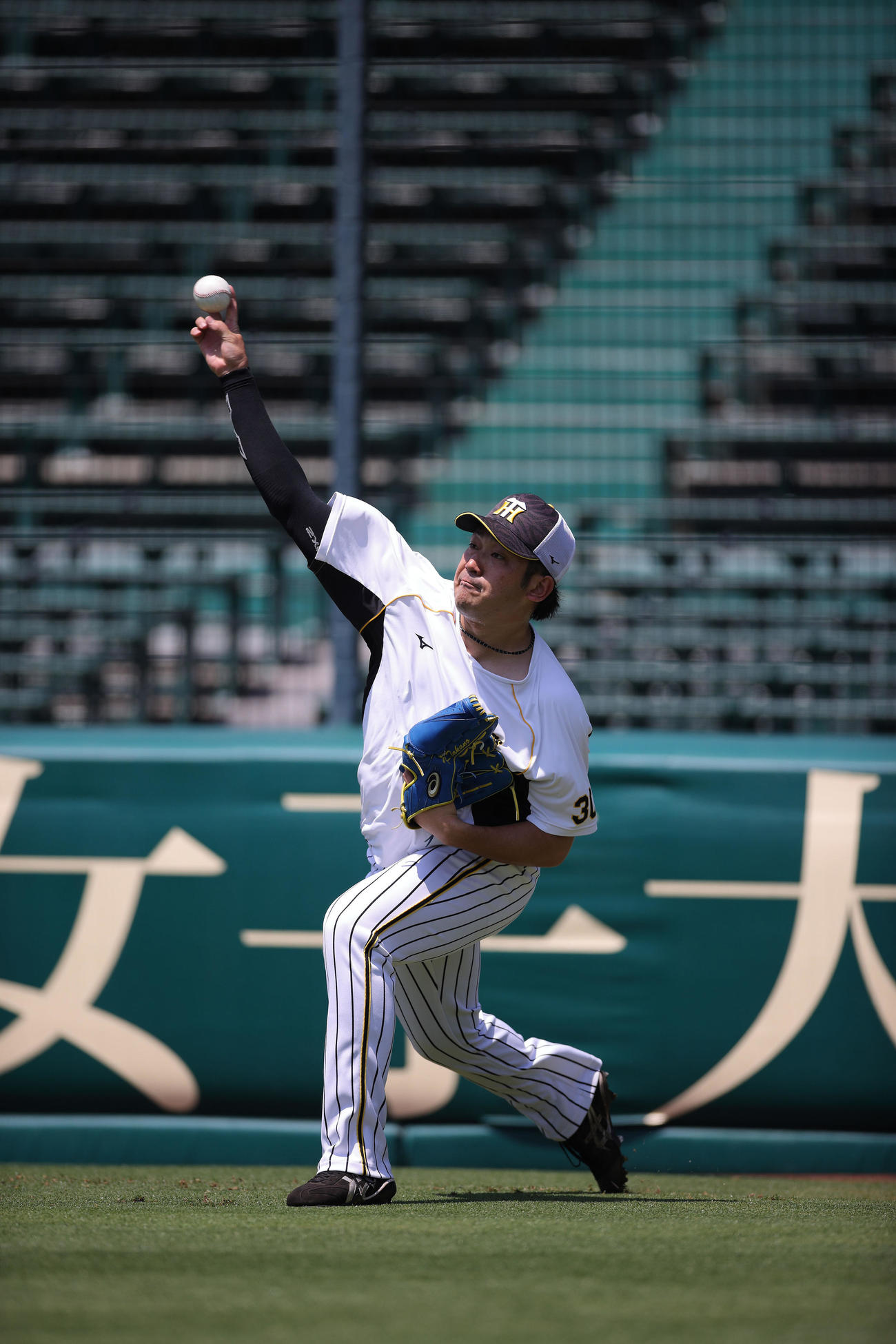 甲子園球場でキャッチボールを行う阪神高野（球団提供）