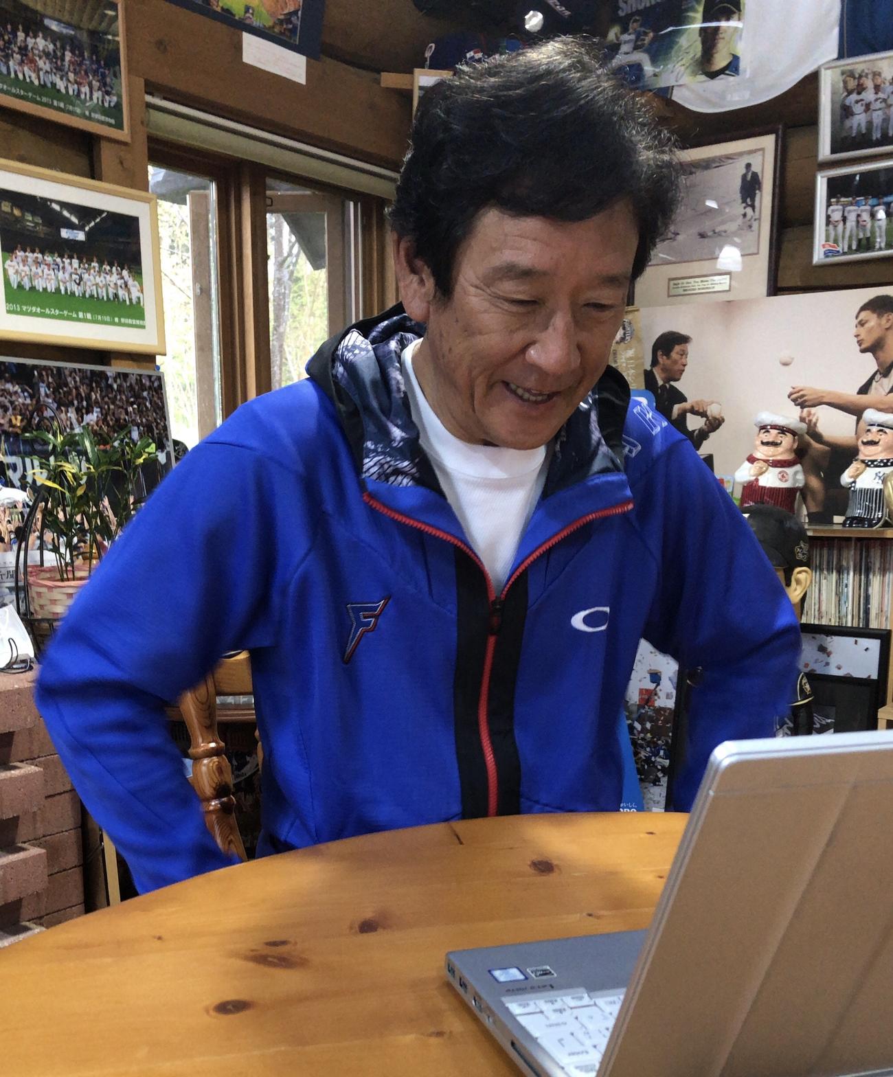 栗山町の「栗の樹ファーム」でオンライン取材を受ける日本ハム栗山監督（球団提供）