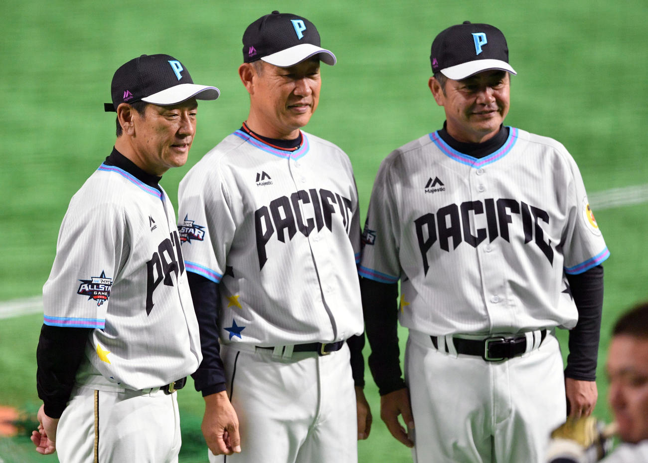 試合前練習で記念撮影する全パの、左から日本ハム栗山監督、西武辻監督、ソフトバンク工藤監督（2019年7月12日撮影）