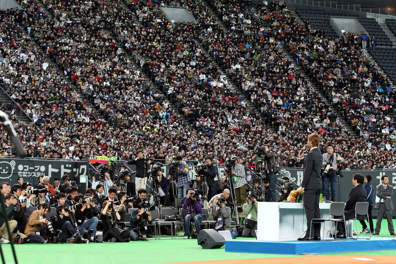 12年1月24日　ダルビッシュの移籍会見に集まったファンの数は1万811人にのぼった