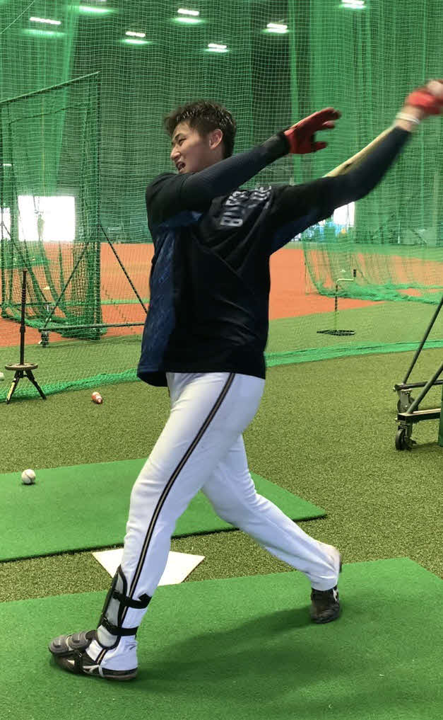 大阪・舞洲の球団施設で自主練習に取り組むオリックスのドラフト2位紅林弘太郎内野手（球団提供）