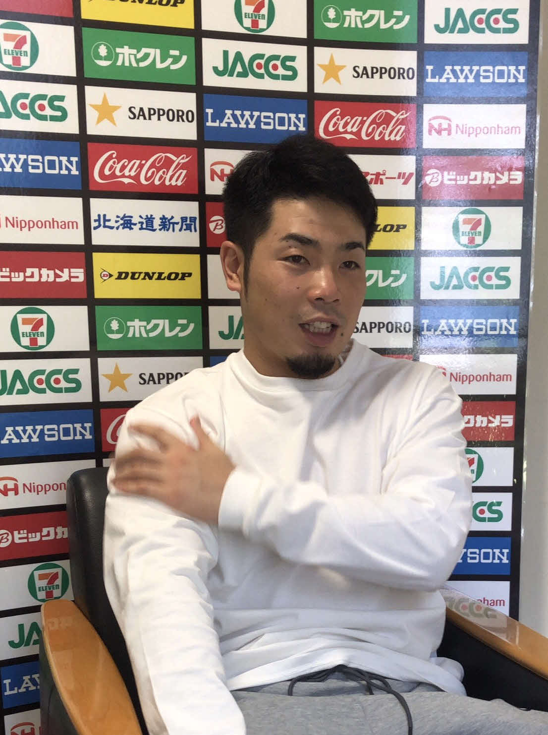 札幌市内の合宿所でオンライン取材を受ける日本ハム近藤（球団提供）