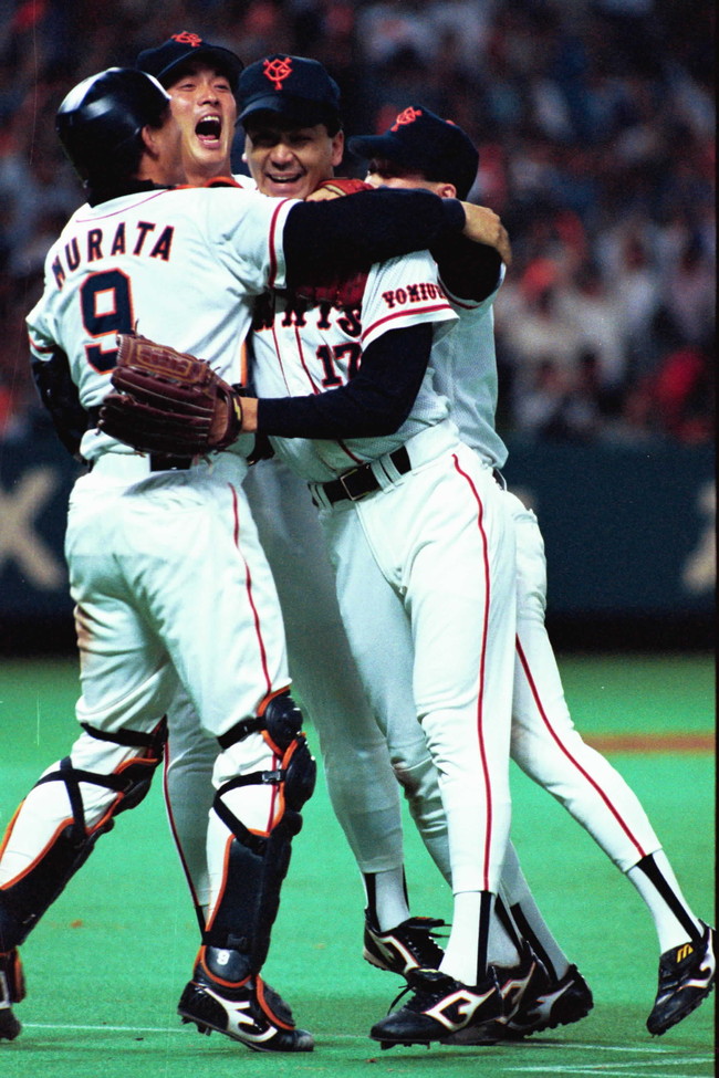 94年5月18日、完全試合を達成し仲間と抱き合う巨人槙原