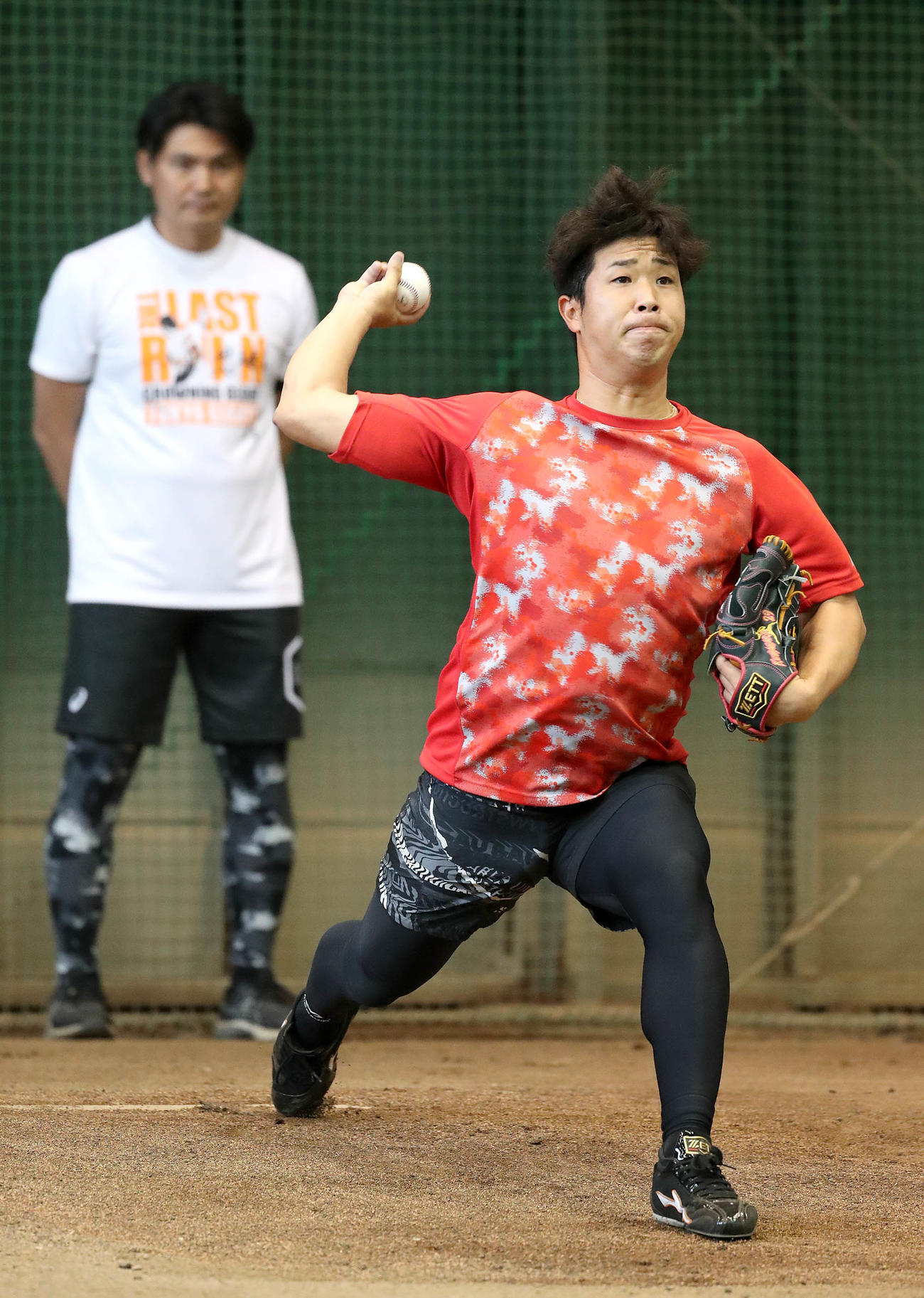 巨人杉内2軍コーチ（後方）が見つめる中、ブルペン投球する鍬原（提供：読売巨人軍）