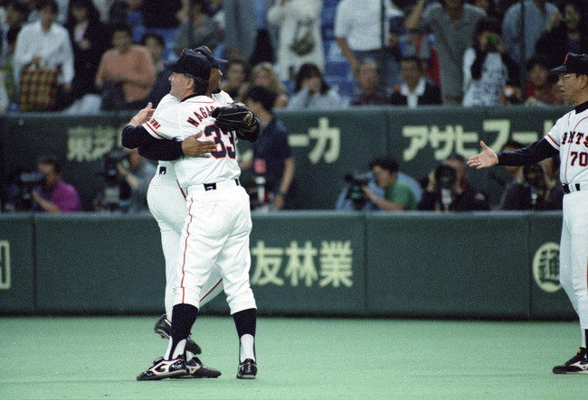 96年5月19日、完封で5勝目を挙げ長嶋監督と抱き合うガルベス