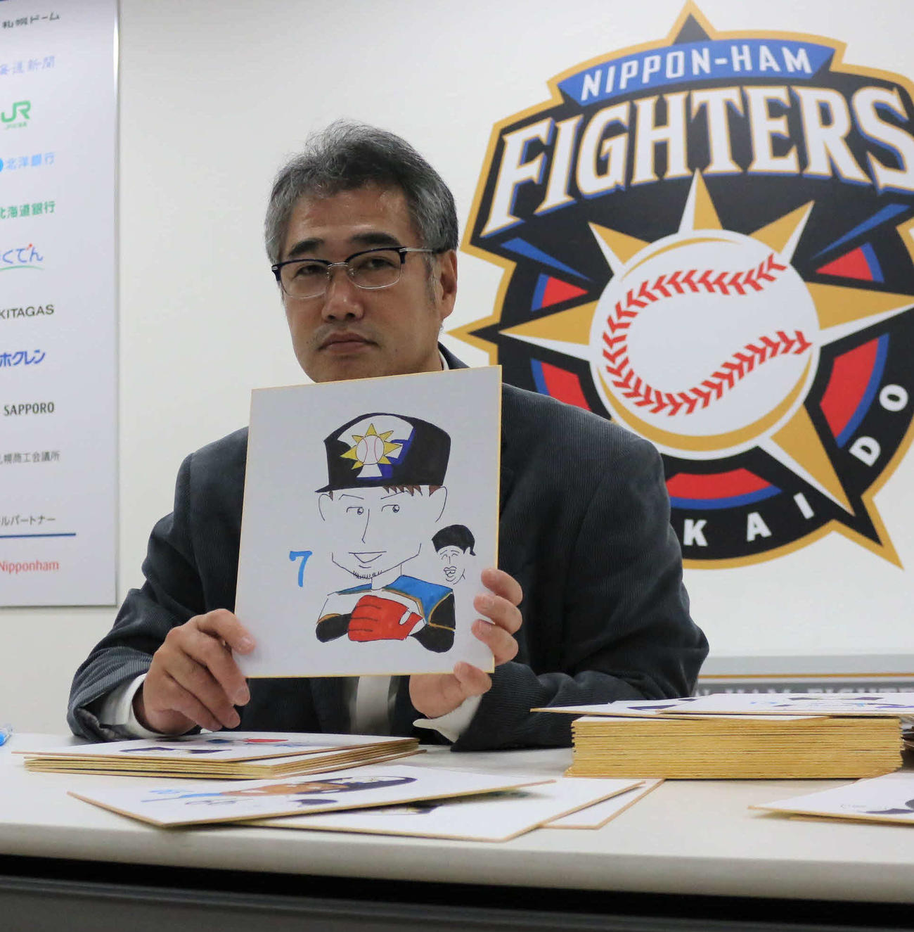 日本ハム西川の似顔絵を見せる木田投手コーチ（撮影・中島宙恵）