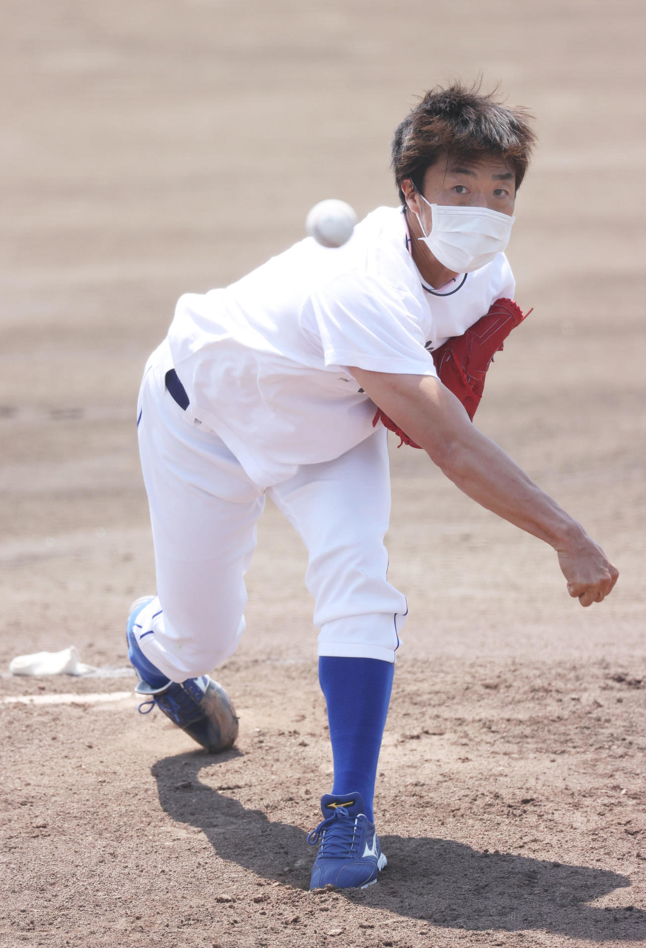 マウンドで投球練習をする吉見一起（現場代表）