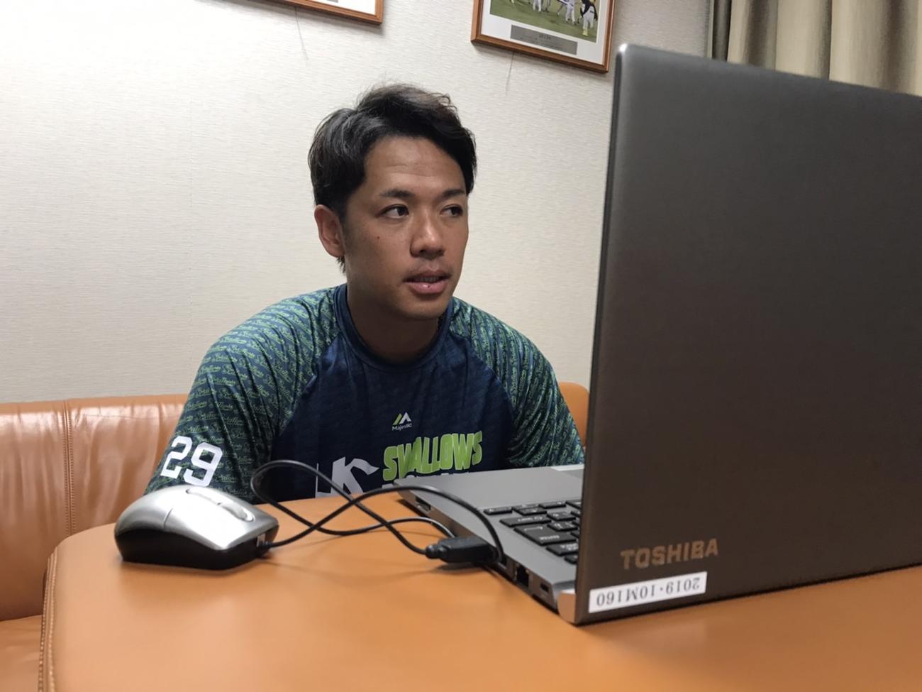 オンライン会議システム「Zoom」で取材を受けるヤクルト小川（球団提供）