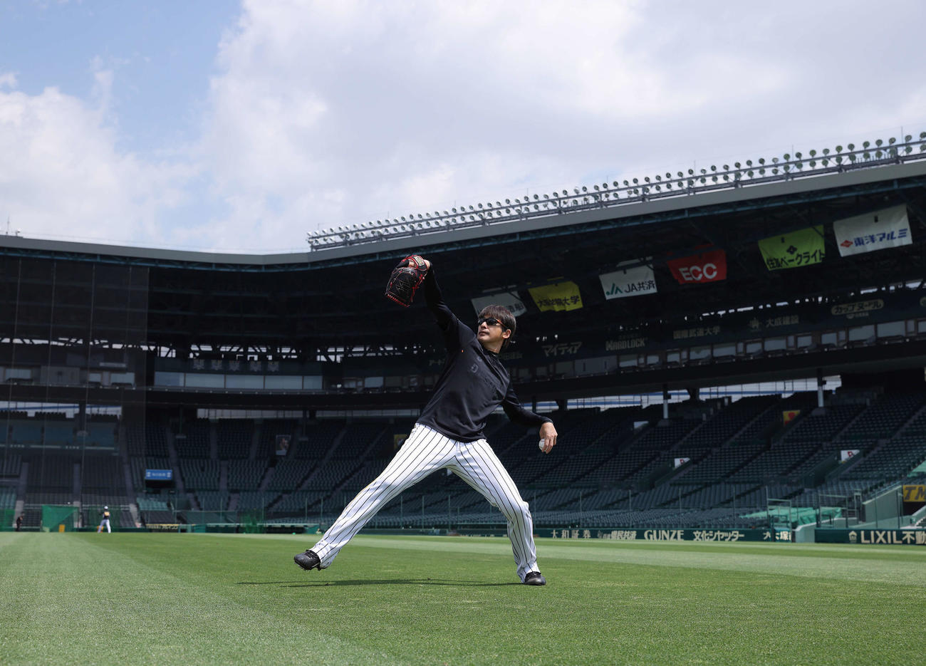 甲子園で自主練習を行う阪神能見（球団提供）