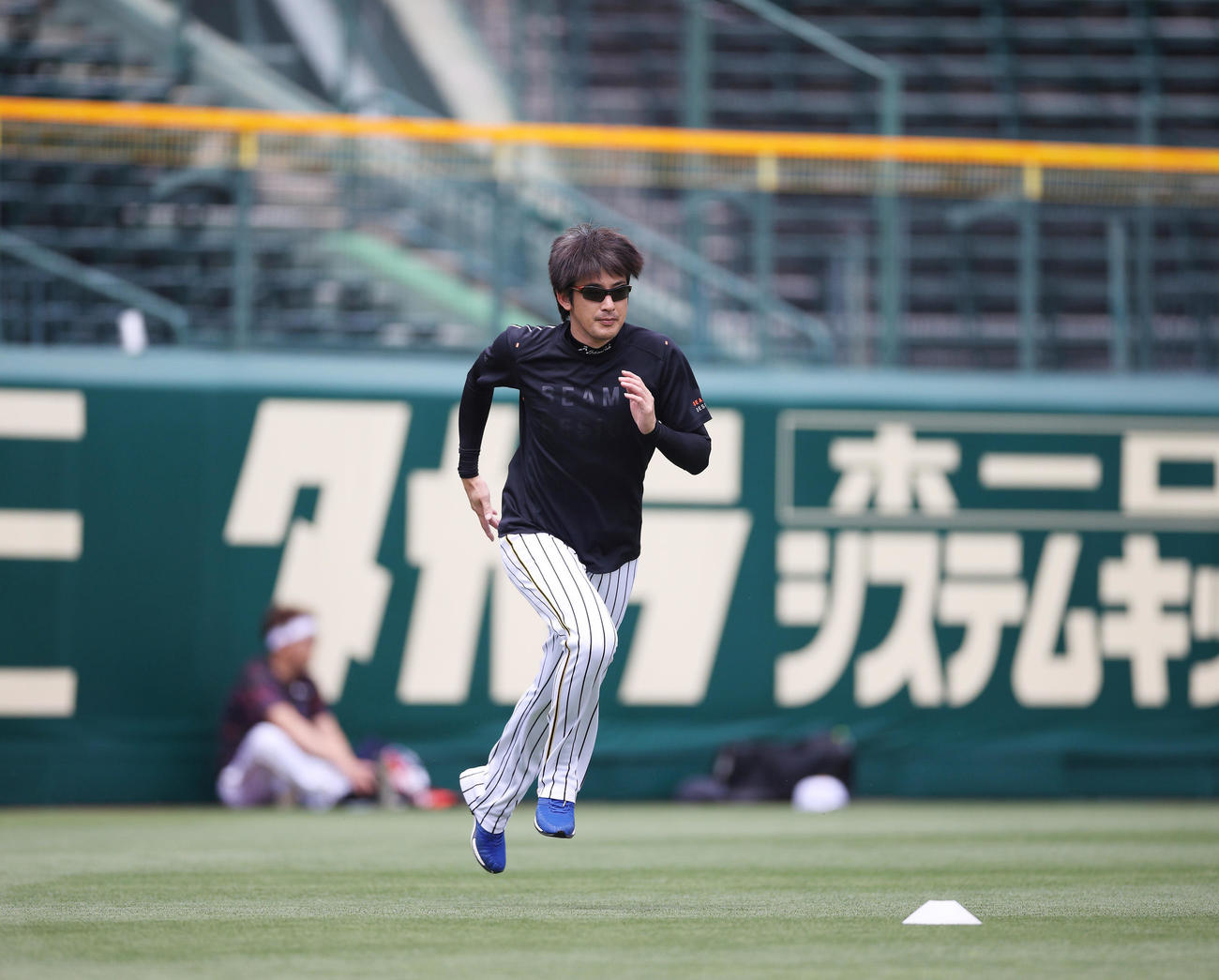 甲子園で自主練習を行う阪神能見（球団提供）