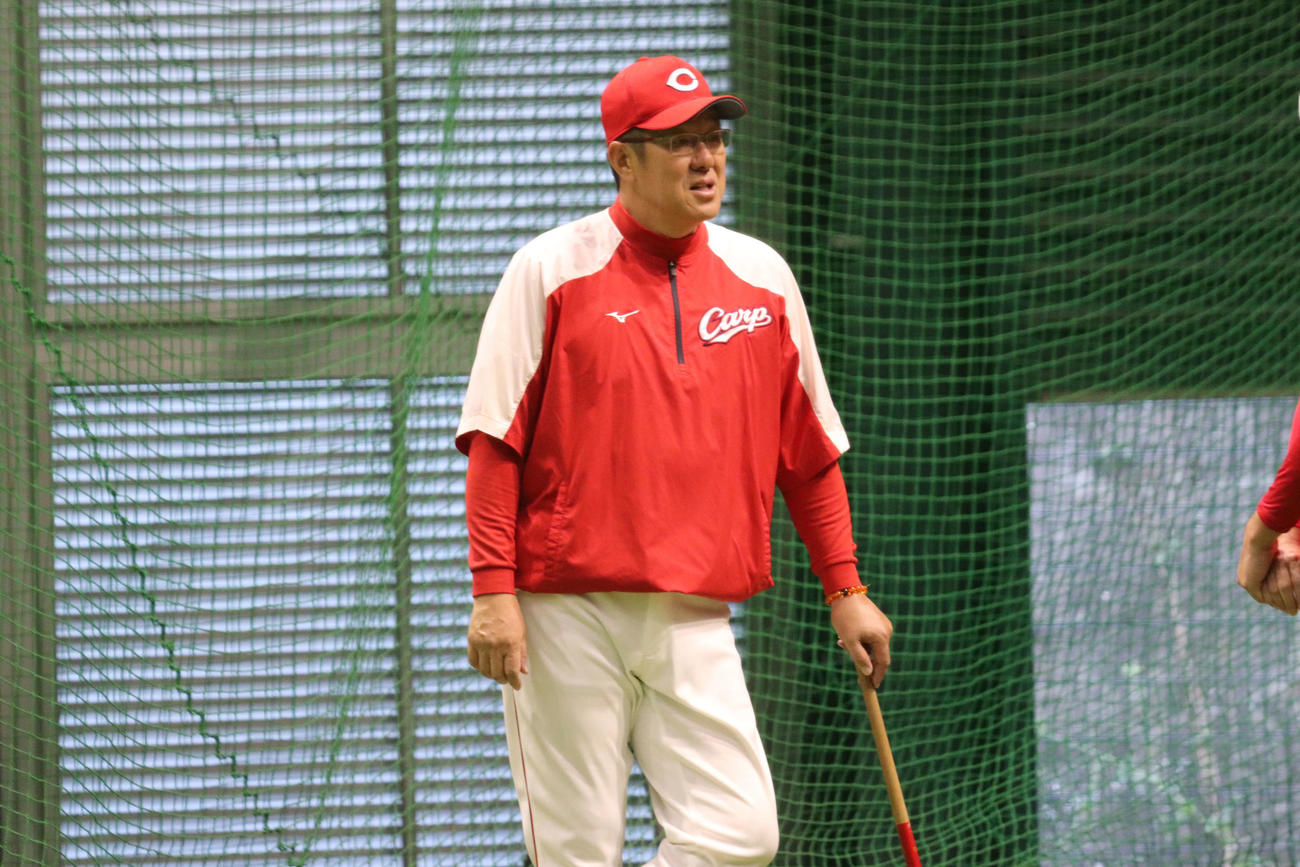 練習を見守る広島佐々岡監督（撮影・古財稜明）