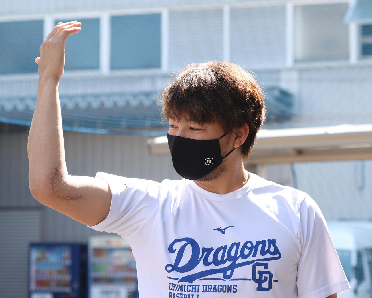 手術した右肘を見ながら話をする中日田島（現場代表）