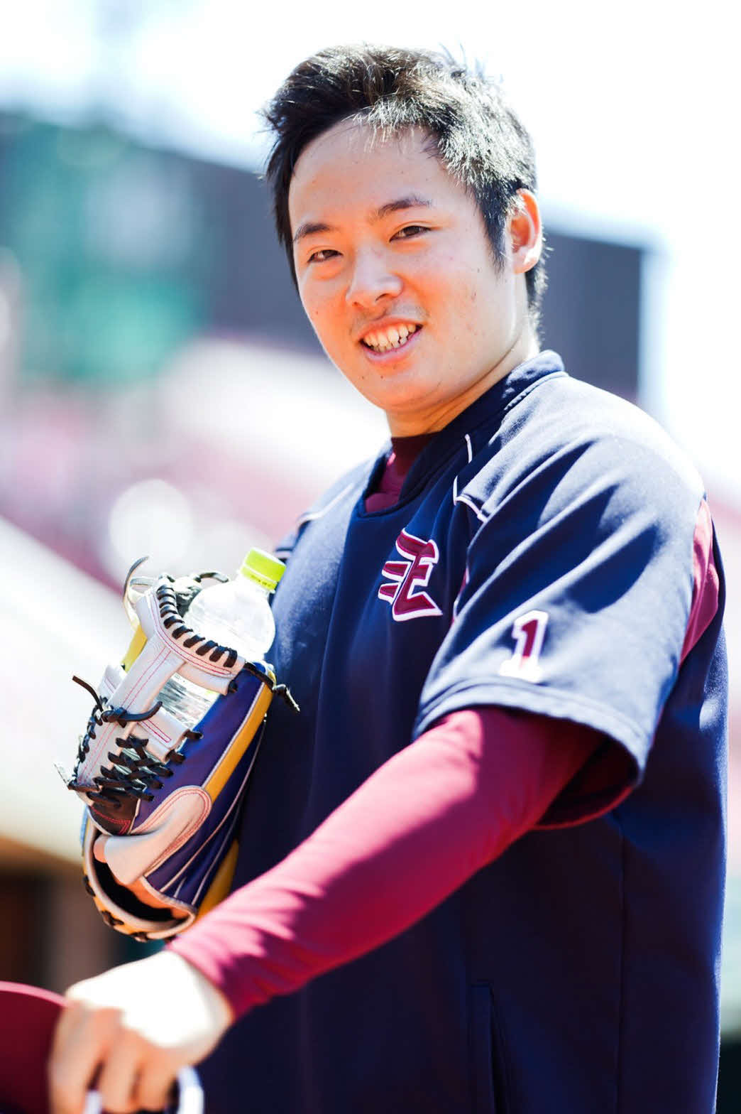 笑顔で自主練習を行う楽天松井（球団提供）