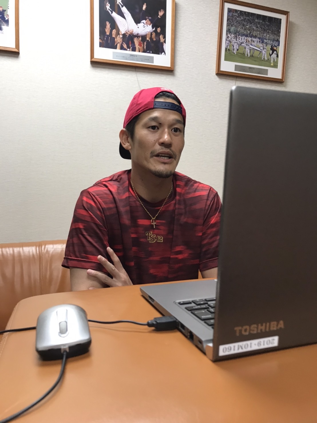 オンライン会議システム「Zoom」で取材を受けるヤクルト坂口（球団提供）